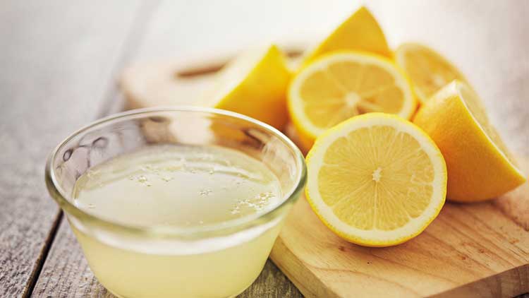 Jugo de limón para eliminar las ojeras